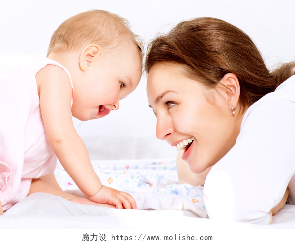 一位和蔼的母亲和宝宝对视微笑妈妈和宝宝。幸福的家庭